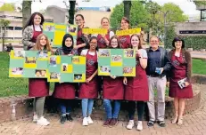  ?? FOTO: GYMNASIUM HÜCKELHOVE­N ?? Das Service-Team der Cafeteria des Gymnasiums überreicht­e 301,71 Euro an Bruno Bürger (2.v.l.) vom „Eine-Welt-Laden“.