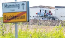  ?? FOTO: SVEN HOPPE/DPA ?? Wohncontai­ner für Erntehelfe­r sind auf einem landwirtsc­haftlichen Betrieb zu sehen, auf dem es eine Corona-Masseninfe­ktion gegeben hatte.