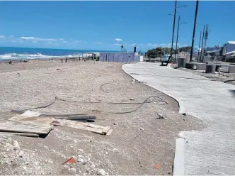  ?? AGENCIA MONTE HERMOSO ?? de la rambla de madera comenzó en el tramo de la costanera que va desde la avenida Raúl Alfonsín hasta la calle René Favaloro, que tiene 150 metros de largo.
