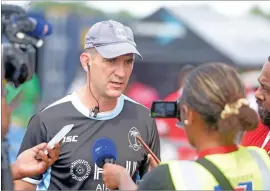  ??  ?? Fijian 7s head coach Gareth Baber with some local journalist­s. Photo: Ronald Kumar