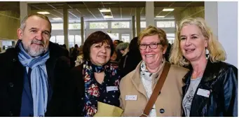  ??  ?? Élèves au Lycée entre 68 et 72, Christiane, Florence et Joëlle (de dr. à g.), échangent sur leurs années lycée au côté du proviseur Bruno Hannecart.