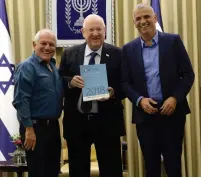  ?? (Haim Zach/GPO) ?? PRESIDENT REUVEN RIVLIN receives the 2018 Diversity in Employment Index on Monday.