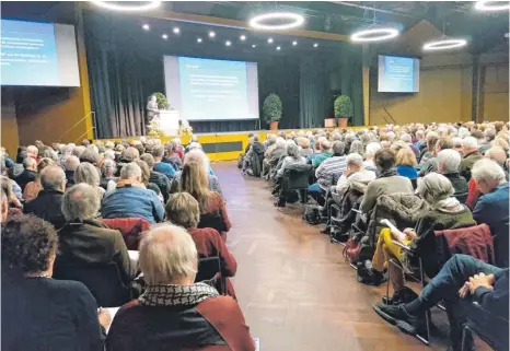  ?? FOTO: GBO ?? Der Andrang des Fachpublik­ums beim Vortrag von Professor Thomas Fuchs ist groß.