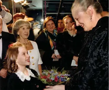  ?? FOTO: MIK ESKESTAD/RITZAU SCANPIX ?? En ung Amalie Dollerup i fint selskab mellem Lise Nørgaard og dronning Margrethe til premieren på ’Kun en pige’ i december 1995.