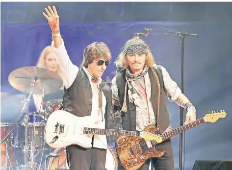  ?? FOTO: RAPH POUR-HASHEMI/DPA ?? Johnny Depp (r.) Ende Mai auf der Bühne mit Jeff Beck in London.