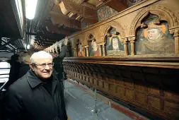  ??  ?? Sulle impalcatur­e Il vescovo Zenti davante ai dipinti sulle capriate (Sartori)