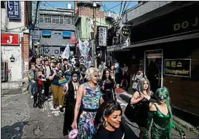  ??  ?? Plutôt conservate­ur, le pays a accueilli sa première parade de drag-queens.