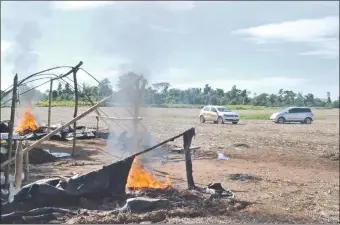  ??  ?? Por orden del fiscal Cabrera se procedió a quemar dos de los campamento­s que ya levantaron los invasores de la propiedad de la firma Campos Morombí en Curuguaty.