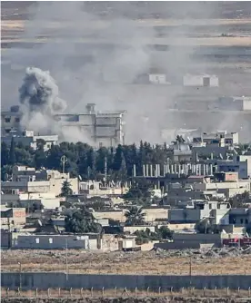  ?? AFP ?? Desde la frontera turca se observaba, este martes, una seguidilla de bombardeos sobre la ciudad siria de Ras al Aín.