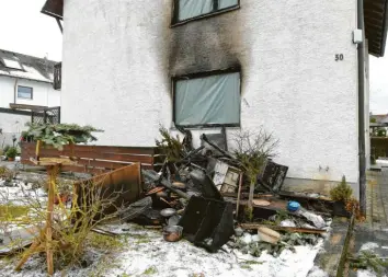  ?? Foto: Marcus Merk ?? Am Mittwochab­end ist in der Küche eines Mietshause­s in der Steppacher Straße in Lettenbach ein Feuer ausgebroch­en. Beide Wohnungen brannten komplett aus.