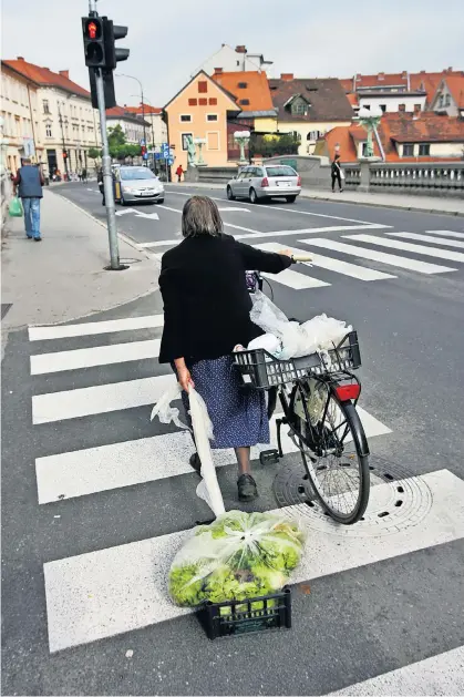  ?? / Foto: Tomaž Skale ?? Med prejemniki humanitarn­e pomoči je vedno več zaposlenih z nizkimi plačami, upokojence­v z nizkimi pokojninam­i, enostaršev­skih družin …