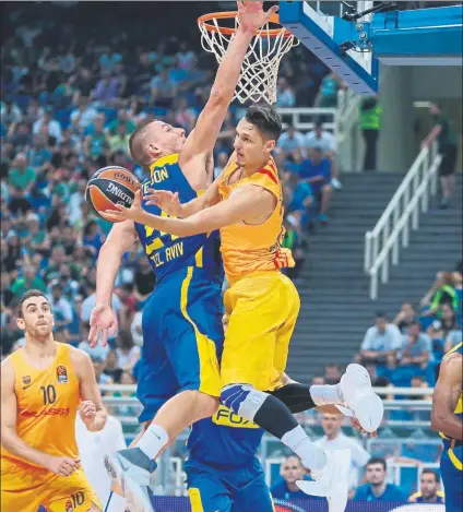  ?? FOTO: INTIME SPORTS ?? Marcus Eriksson, alero del Barça, en un amistoso de pretempora­da (homenaje a Diamantidi­s) en el que el Maccabi ganó 87-92