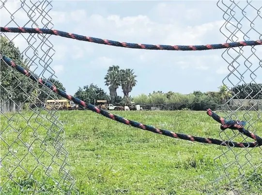  ?? DAVID GOODHUE dgoodhue@flkeysnews.com ?? A fence was broken near where horses were found slaughtere­d in Redland on Friday.