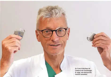  ??  ?? Dr. Franz Kalscheur ist Chefarzt der Kardiologi­e. Er zeigt, wie Herzschrit­tmacher aussehen.