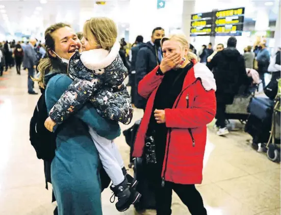  ?? MARI N RID ?? Ahir per la tarda es van retrobar familiars després de l’arribada a l’aeroport del Prat de 227 persones que van volar des de Varsòvia