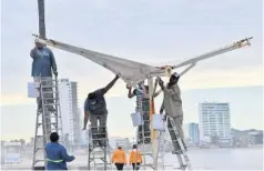  ??  ?? > Los trabajos se realizan a marchas forzadas.