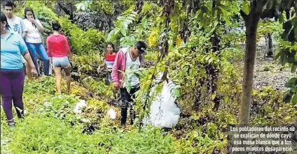  ?? Fotos: ERS / EXTRA ?? Los pobladores del recinto no se explican de dónde cayó esa masa blanca que a los pocos minutos desapareci­ó.