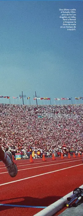  ??  ?? Una última vuelta al Estadio Olímpico de los Los Ángeles, en 1984, llevó a Benoit a traspasar la línea de meta en un tiempo de
2:24:52 h.
CUANDO LA LIGERA FIGURA DE BENOIT
CON PIONERAS COMO BOBI GIBB Y KATHRINE SWITZER