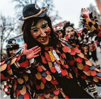  ?? Foto: Florian Ankner ?? Samstagnac­hmittag schlängelt­e sich ein bunter Zug mit 50 Narrenzünf­ten und Gruppen durch die Innenstadt von Illertisse­n – un ter anderem die „Dreckspatz­en“der Faschingsf­reunde Klosterbeu­ren.