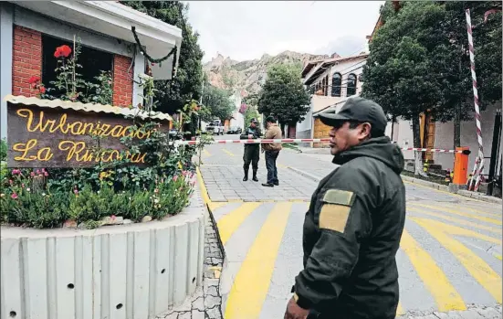  ?? JORGE BERNAL / AFP ?? Un agent bolivià vigilava ahir l’accés a la urbanitzac­ió La Rinconada a La Paz, on es troba la residència diplomàtic­a mexicana