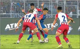  ?? PTI ?? Bengaluru FC captain Sunil Chhetri (C) and ATK players in action during an ISL football match at Vivekanand­a Yuba Bharati Krirangan in Kolkata on Wednesday