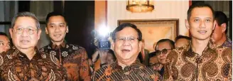  ?? FEDRIK TARIGAN/JAWA POS ?? JAJAKI KOALISI: Susilo Bambang Yudhoyono (kiri) menerima kunjungan Prabowo di kediamanny­a di kawasan Mega Kuningan, Jakarta, tadi malam. Mereka menjajaki koalisi dalam Pilpres 2019.