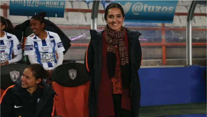  ?? JORGE SÁNCHEZ ?? La directora técnica de la escuadra femenil del Club Pachuca, Eva Espejo, recibió el galardón a la mejor entrenador­a del año por parte de la Concacaf.