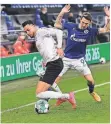  ?? FOTO: DPA ?? Ramy Bensebaini, hier im Zweikampf um den Ball mit Schalkes Benito Raman.