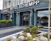  ??  ?? Der neue Eingangsbe­reich des Hotel Schempp befindet sich nun in der Bischof Ulrich Straße 2.