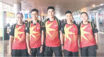  ??  ?? Members of the 2018 Sukma badminton team (from le ) Flora Fong, Barrie Chong, Darren Law, Nik Azizi and Felicia Fong at the Kuching Internatio­nal Airport.
