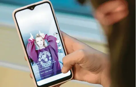  ??  ?? Etwa 800 Millionen Menschen nutzen TikTok, eine Plattform auf der eigene Videos hochgelade­n werden.
Symbolfoto: dpa