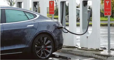  ?? Foto: Jens Wolf, dpa ?? Schreckges­penst Tesla: Der US Konzern hat nicht nur Elektroaut­os entwickelt und auf den Markt gebracht, sondern in Europa ein eigenes Netz an Ladestatio­nen aufgebaut. Die deutschen Hersteller dagegen hätten „auf die Bremse gedrückt“, warnt Kurt Sigl,...