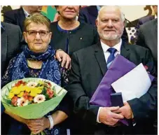  ??  ?? Michel Deneuve au côté de son épouse a été promu chevalier de l’ordre du Mérite maritime à Dieppe.