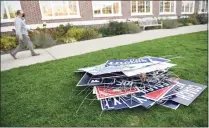  ?? Tyler Sizemore / Hearst Connecticu­t Media ?? The day after the election, outside Town Hall in Greenwich.