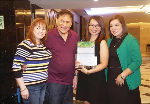  ?? JOY TORREJOS ?? University of the Visayas Executive Vice President Jose “Dodong” Gullas (second from left) and wife Nena hand out a plaque of recognitio­n to UV graduate Charleanne Flora Marie Jandic (second from right), a medical practition­er who recently earned...