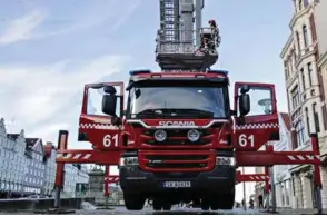  ??  ?? BRANNBILEN: Den nye brannbilen har en lift som rekker 42 meter til vaers. He ningen fredag formiddag.