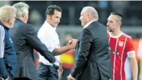  ??  ?? Hasan Salihamidž­ić s nogometnim veličinama Bayerna trenerom Ancelottij­em, direktorom Hoenessom i igračem Riberyjem