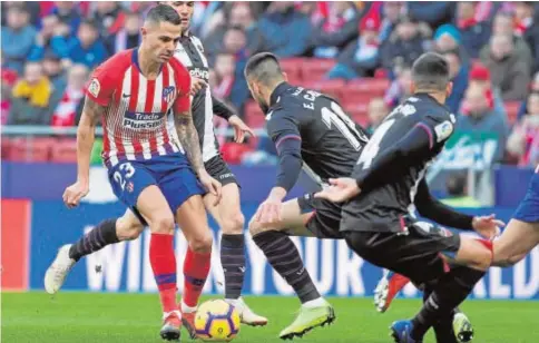  ?? EFE ?? Vitolo, rodeado de jugadores del Levante, fue titular por primera vez esta temporada