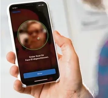  ?? Fotos: Franziska Gabbert, dpa ?? Die größte Neuerung in Apples iphone X: Das Smartphone erkennt seinen Benutzer nun an seinem Gesicht. Ist es einmal gescannt, reicht ein Blick auf das Display, und das Gerät wird entsperrt.