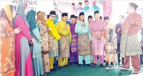  ??  ?? MUSA bersama jawatankua­sa Umno Libaran menyanyika­n lagu beramai-ramai sempena Majlis Rumah Terbuka di Padang Taman Merpati.