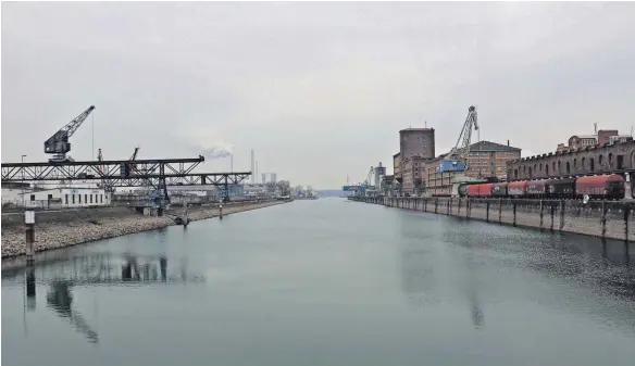  ?? FOTOS: ERICH NYFFENEGGE­R ?? Der Rheinhafen in Karlsruhe ist bei normalen Wasserstän­den ein geschäftig­er Ort mit jeder Menge Verkehr. Zur Zeit ist der Güterhafen aber wie ausgestorb­en.