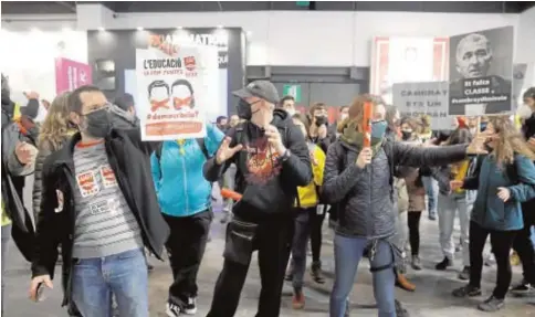  ?? // EFE ?? Docentes irrumpen por la fuerza en el Salón de la Enseñanza para increpar al consejero catalán de Educación