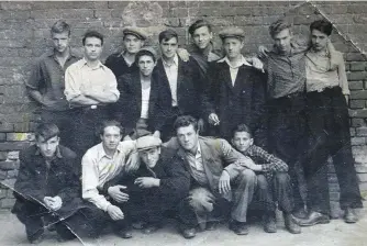  ?? Фото из архива автора ?? Послевоенн­ая арбатская молодежь; Владимир Носов – крайний слева.