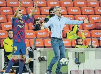  ?? LLUIS GENE / AFP ?? Jordi Alba i Quique Setién queixant-se dimarts al Camp Nou