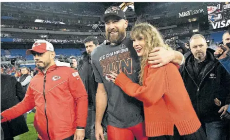  ?? FOTO: CORTEZ/AP ?? Nach dem Halbfinal-Sieg der Kansas City Chiefs gegen Baltimore stürmte Taylor Swift (rechts) das Spielfeld, um zu Travis Kelce zu gelangen.