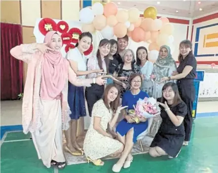  ?? ?? Tireless endeavour: Beh and other teachers at her farewell ceremony at SJKC Khey Beng, Kangar. (Below) Beh delivering a tuition class in SJKC Khey Beng, Kangar. — picture courtesy of Beh Chooi Ken