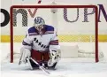  ??  ?? DEPPIGT. Henrik Lundqvist släppte in tre mål på sju skott och blev utbytt.