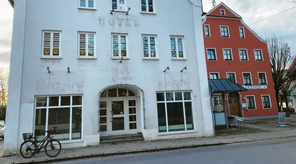  ?? Foto: Annegret Döring ?? Der Schriftzug Falk Metzgerei und auch das Wort Hotel sind noch gut auf der Fassade des Gebäudes in Krumbach an der Heinrich-Sinz-Straße zu erkennen, auch wenn die Buchstaben abmontiert sind. Hier ist nun ein Übergangsw­ohnheim geplant.