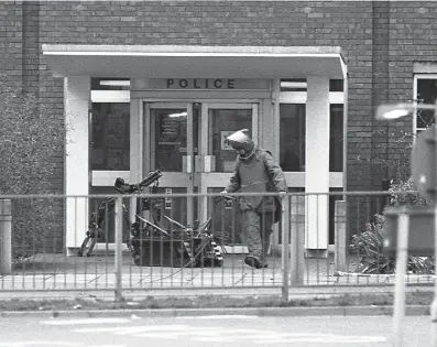  ?? ?? A bomb scare at Maidenhead Police Station in 1991. Ref:134068-5