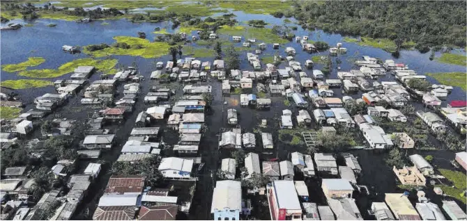  ?? Bruno Kelly / Reuters ?? Vista aérea de las inundacion­es en el vecindario de Cacau Pirera, en la Amazonia brasileña, en 2021.